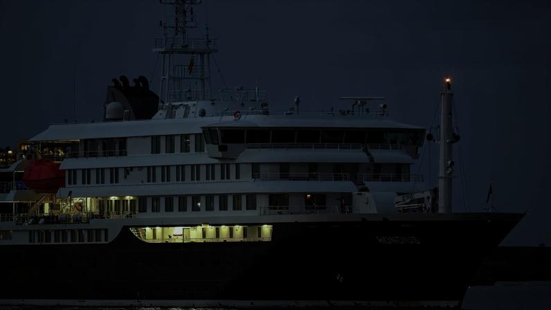Cruzeiro MV Hondius dá entrada no porto de Granadilla, em Tenerife