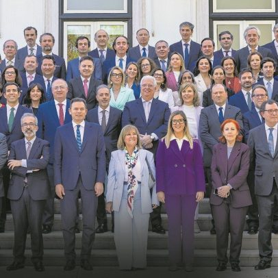 Gabinetes do Governo empregam 984 pessoas