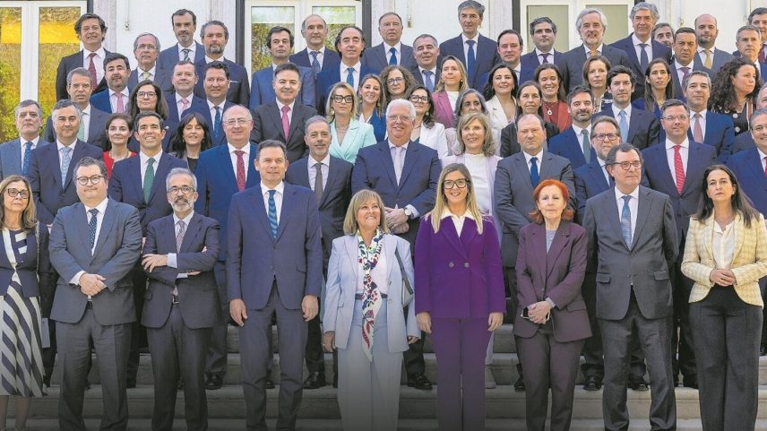 Gabinetes do Governo empregam 984 pessoas