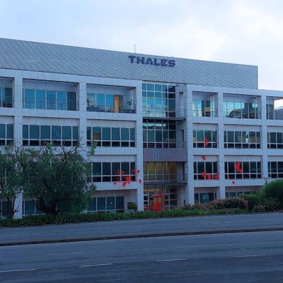 Elementos do Climáximo mancham fachada da Thales com tinta vermelha
