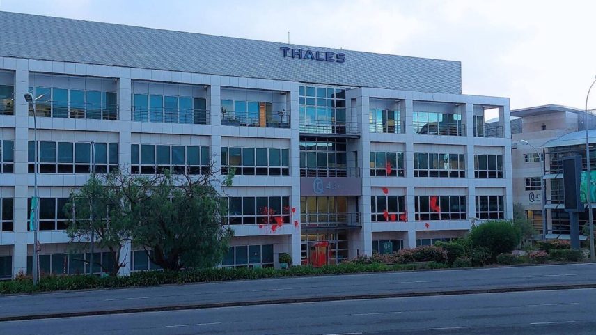 Elementos do Climáximo mancham fachada da Thales com tinta vermelha