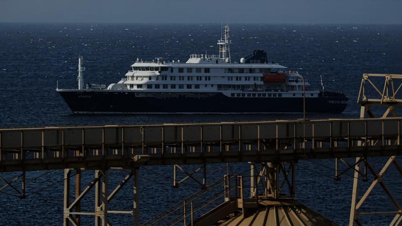 Navio com primeiro caso de hantavírus atraca em Granadilla por mau tempo