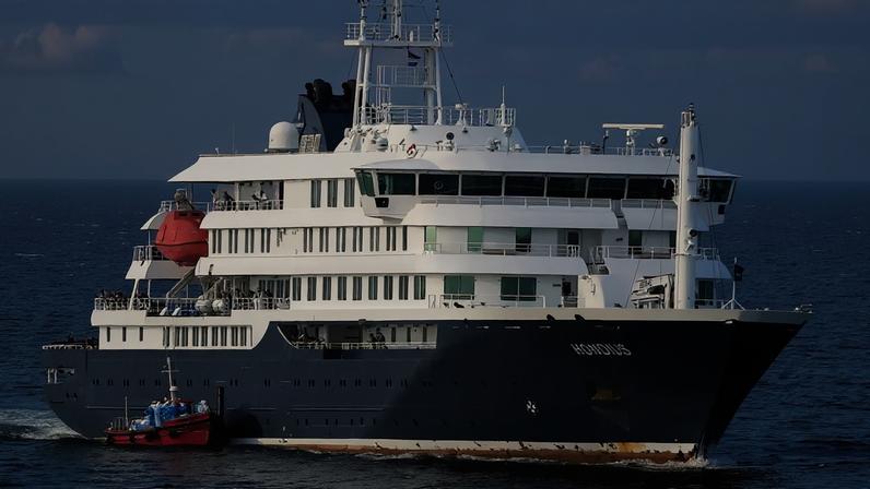 Capitão de cruzeiro com hantavírus abandona o navio neste sábado