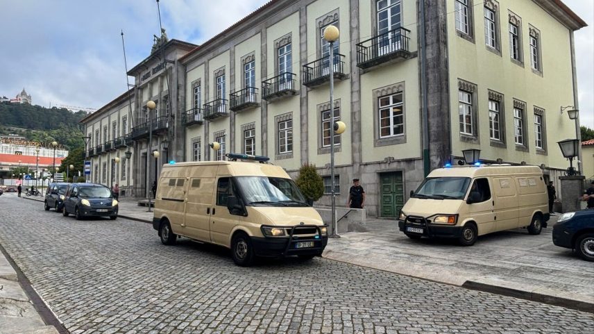 Chegada dos arguidos ao tribunal de Viana do Castelo com reforço policial