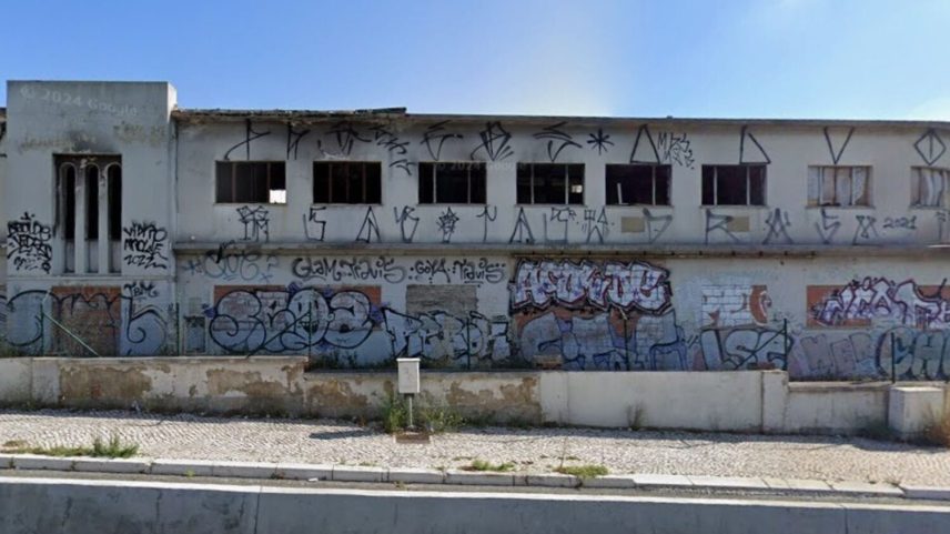 Edifício devoluto que estava ocupado na Avenida Marechal Gomes da Costa, em Lisboa.