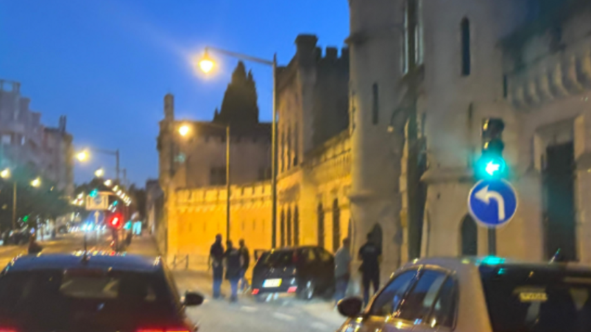 Carro despista-se contra Estabelecimento Prisional de Lisboa