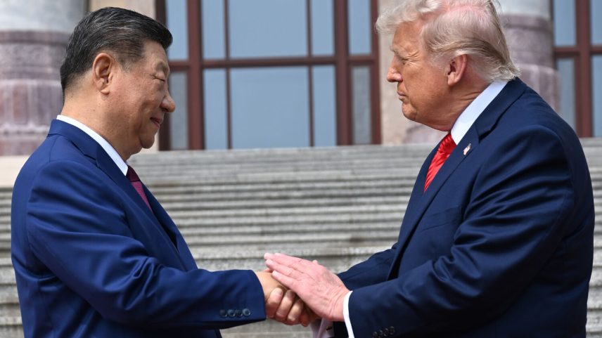 O presidente chinês Xi Jinping, à esquerda, cumprimenta o presidente dos EUA, Donald Trump, no Grande Salão do Povo em Pequim, na quinta-feira, 14 de maio de 2026