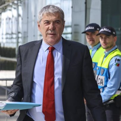 Sócrates acusa todos, alegando sofrer enormemente
