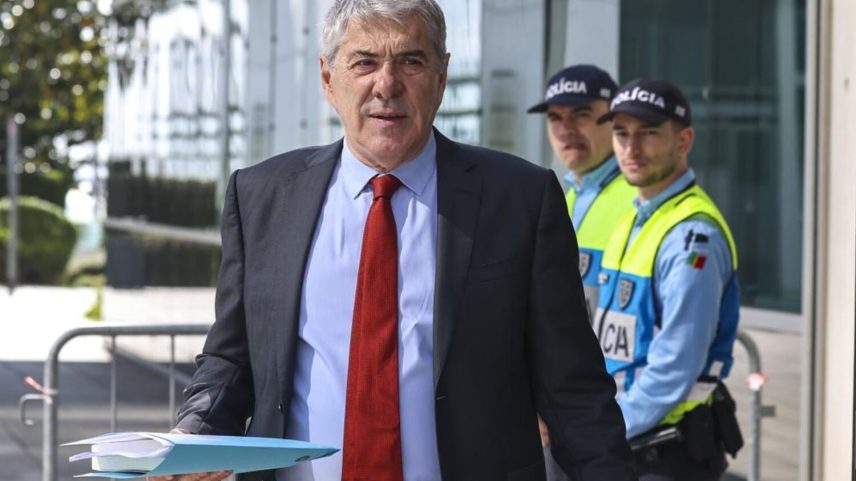 Sócrates acusa todos, alegando sofrer enormemente