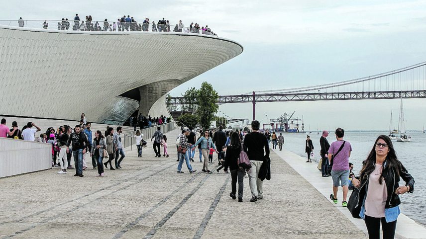 Salário médio no primeiro trimestre de 2025 rondava em média os 1534 euros