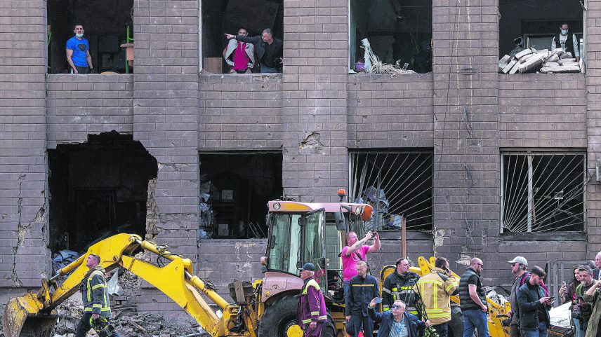 Ataque russo que fez 24 mortos em Kiev deixa Ucrânia de luto