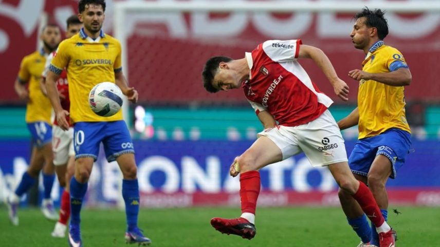 João Carvalho à direita