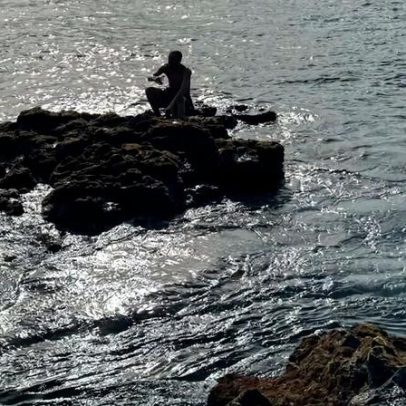 Recluso que fugiu da cadeia de Ponta Delgada encontrado sentado numa pedra no mar