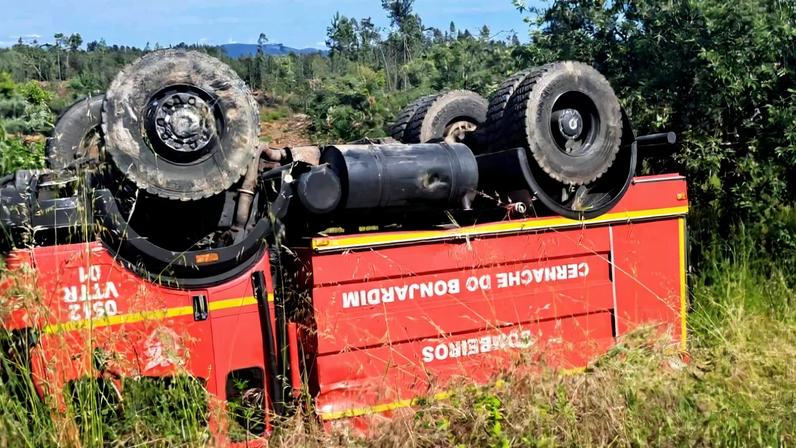 Viatura dos Bombeiros de Cernache de Bonjardim capotou a caminho de incêndio
