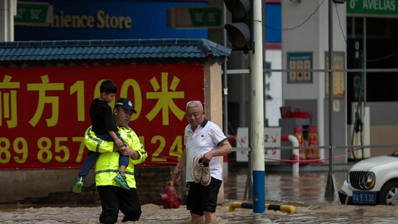 Mortos sobem para 12, milhares desalojados após chuvas torrenciais na China