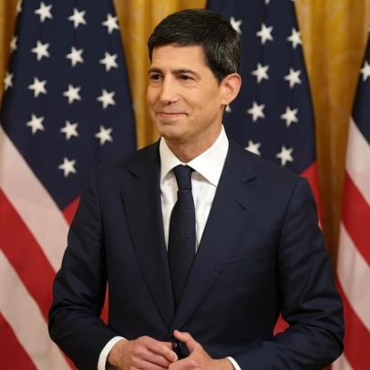 Kevin Warsh toma posse na Casa Branca como presidente da Fed
