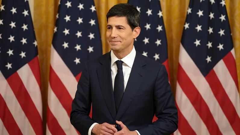 Kevin Warsh toma posse na Casa Branca como presidente da Fed