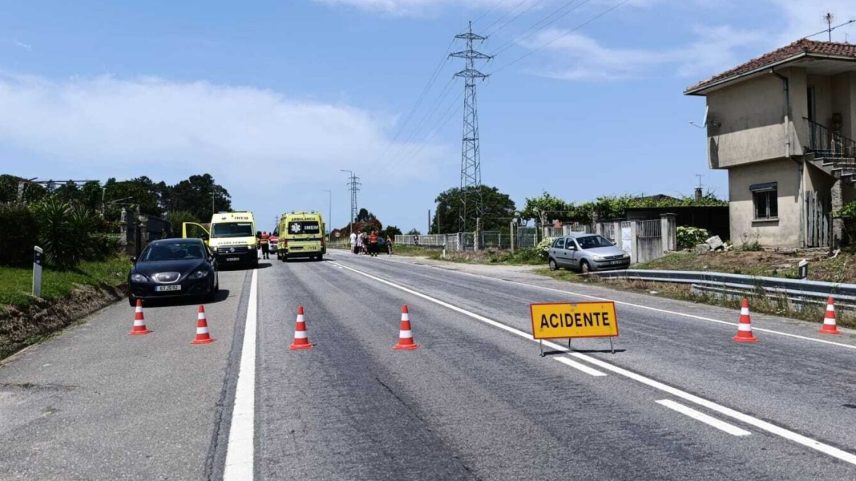 Homem fica ferido após colisão entre mota e carro em Monção