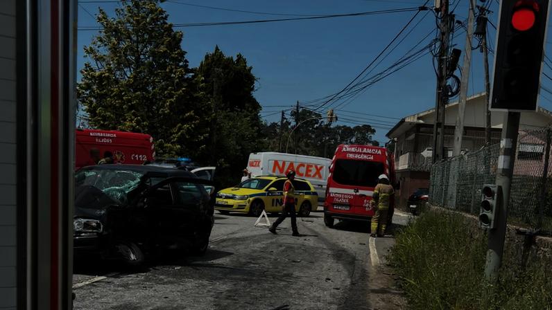 Mulher gravemente ferida em colisão rodoviária em Arouca
