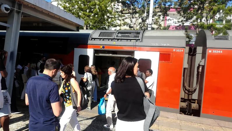 Passageiros aguardaram que comboio continuasse o percurso