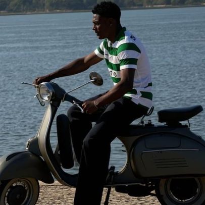 Doumbia chega de moto a Alvalade