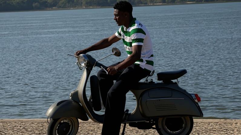 Doumbia chega de moto a Alvalade