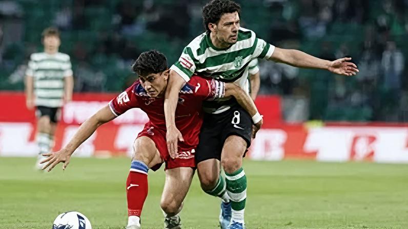 Zé Carlos num disputa de bola com Pote