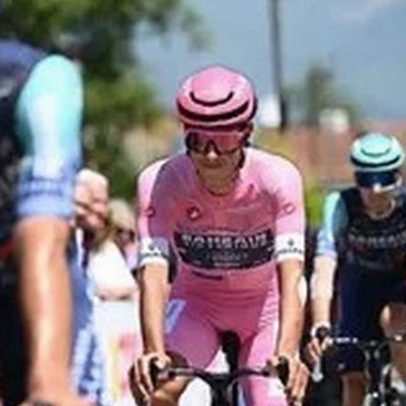 Afonso Eulálio mantém-se na liderança da Volta a Itália com a camisola rosa