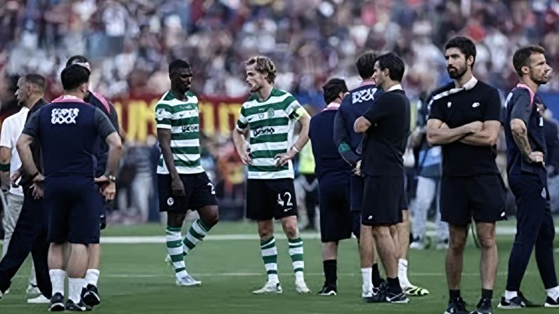 Hjulmand no relvado do Jamor após derrota do Sporting frente ao Torreense