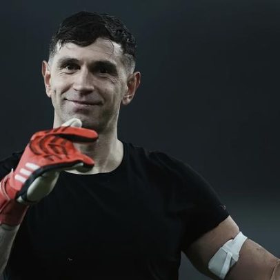 Emiliano Martínez ajudou Aston Villa a vencer a Liga Europa com dedo partido