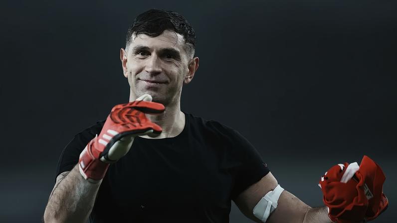 Emiliano Martínez ajudou Aston Villa a vencer a Liga Europa com dedo partido