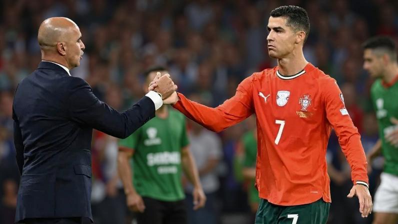 Roberto Martínez e Cristiano Ronaldo à conversa junto ao banco de suplentes de Portugal