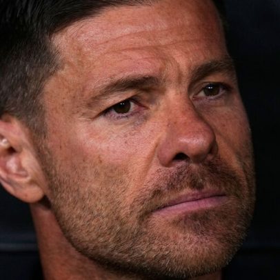 Xabi Alonso perto de treinar Chelsea, avançam relatos britânicos