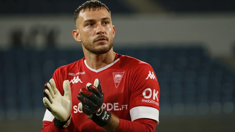 Martin Turk fica de fora de Alverca por precaução após toque no treino