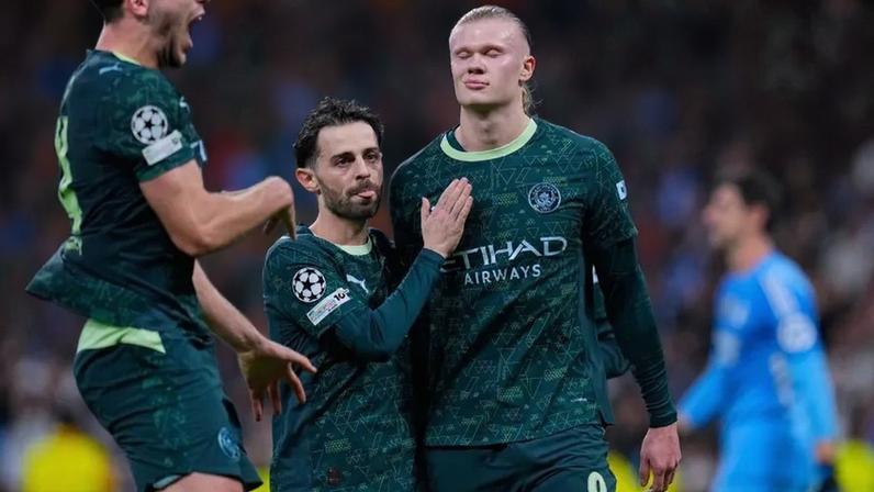 Haaland festeja com Bernardo Silva