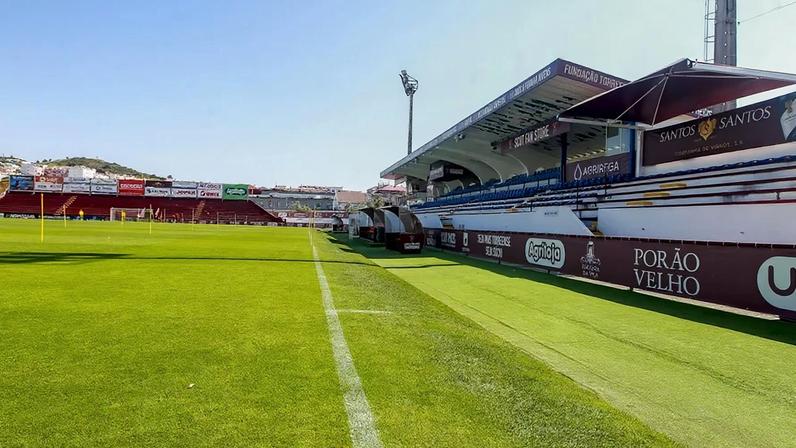 Estádio Manuel Marques terá o novo relvado na próxima época