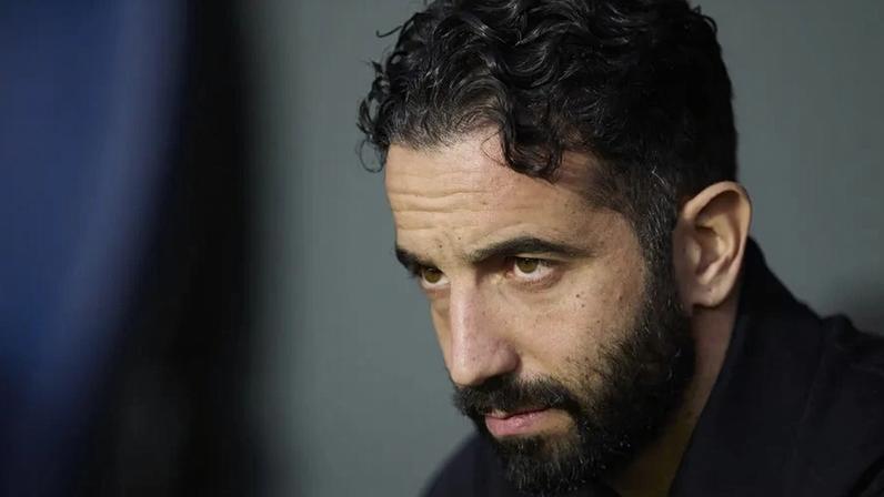Gary Neville pediu para o Man. United "parar com as experiências" depois do despedimento de Ruben Amorim