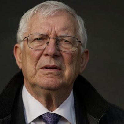 Sir Alex Ferguson hospitalizado após sentir-se mal em Old Trafford
