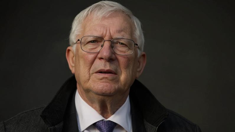 Sir Alex Ferguson hospitalizado após sentir-se mal em Old Trafford
