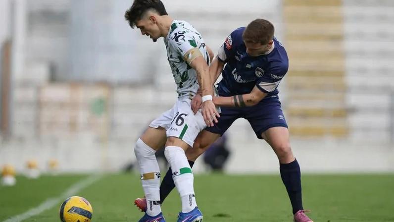 Dinis Pinto (Moreirense) e Serginho (Santa Clara)