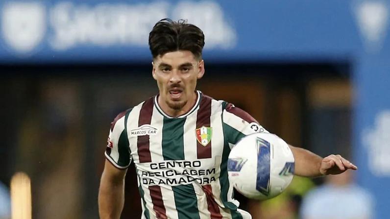 Paulo Moreira em ação pelo E. Amadora