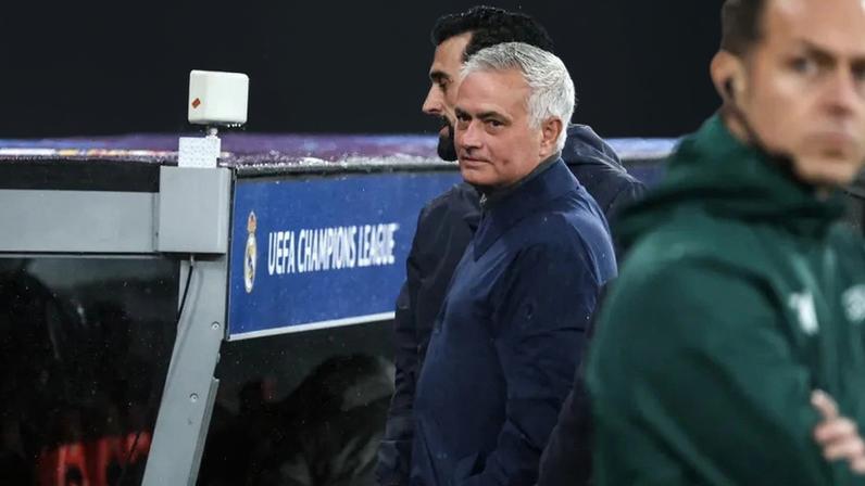 José Mourinho e Álvaro Arbeloa cumprimentam-se no Estádio da Luz