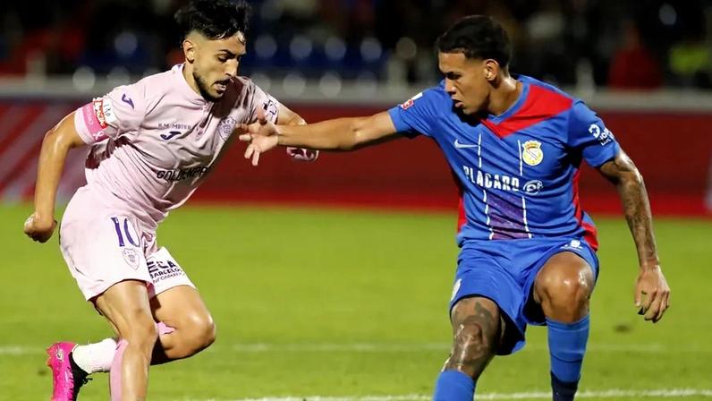 Kaiky Naves tenta travar Luís Esteves, médio do GIl Vicente