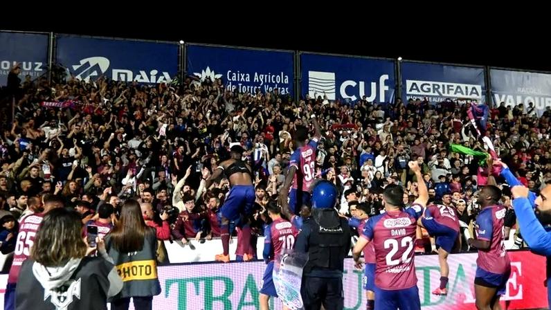 Jogadores do Torreense celebram passagem à final da Taça com os adeptos
