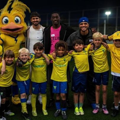 Holsgrove, Tsoungui e Edwards passam a tarde com crianças