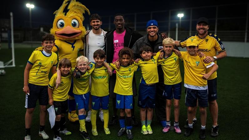 Holsgrove, Tsoungui e Edwards passam a tarde com crianças