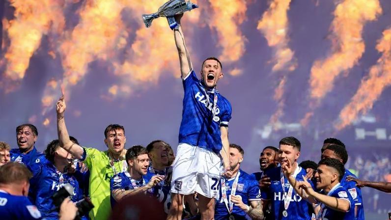 Ipswich junta-se ao Coventry e confirma regresso à Premier League