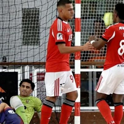 Benfica vence Torreense por 5-3 em jogo com foco no Carnaval