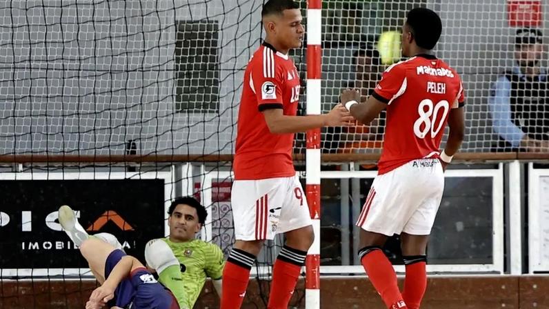 Jacaré fez o 5-2 e festejou com Peléh