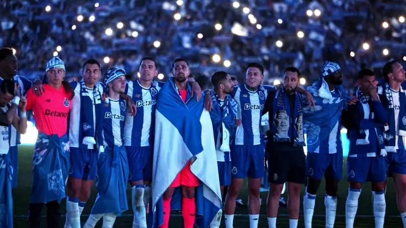 Jogadores do FC Porto na homenagem a Jorge Costa